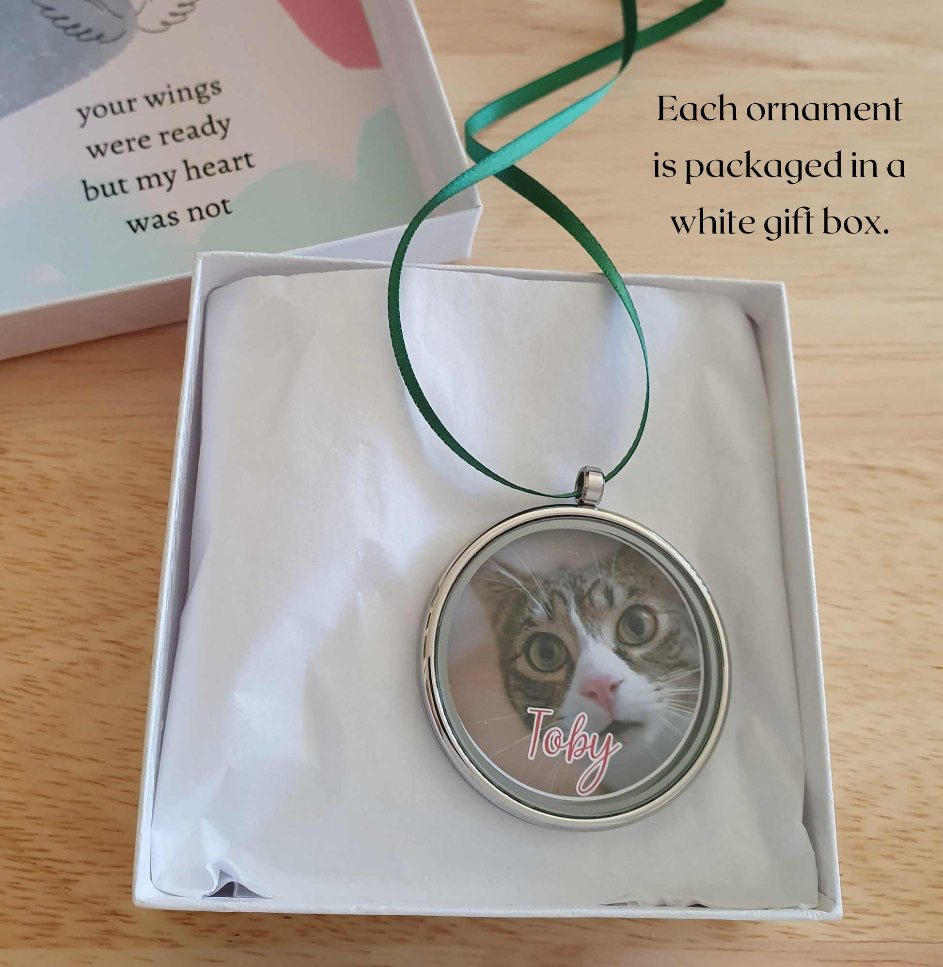 Cat photo necklace in a white gift box with text about packaging.